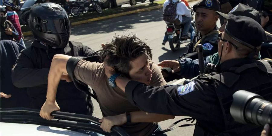 Ein Demonstrant wird in Nicaragua von der Polizei festgehalten.
