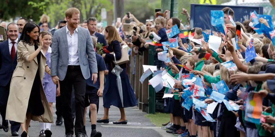 Prinz Harry und Meghan, die Herzogin von Sussex begrüssen einige Kinder bei einem Besuch der Albert Park Primarschule in Melbourne, Australien.