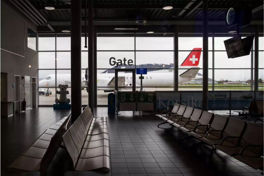 Ein Flugzeug von Skywork Airlines steht auf dem Flughafen Bern-Belp.