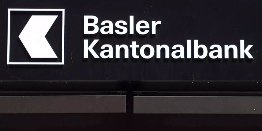 Logo der Basler Kantonalbank oberhalb des Eingangs in Basel.