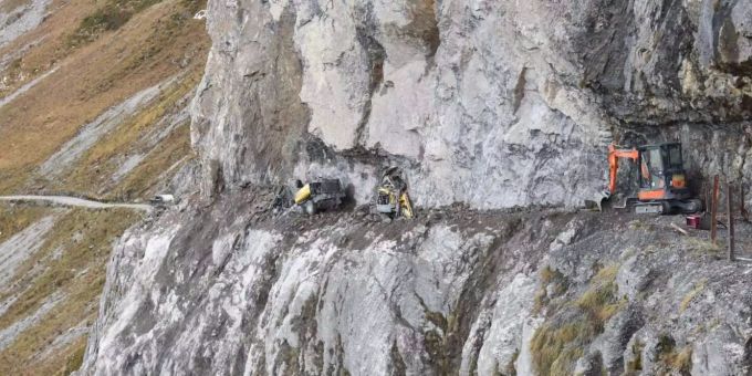 Die Arbeiten auf der Ruosalp mussten abgebrochen werden. Die Arbeiten auf der Ruosalp mussten abgebrochen werden.