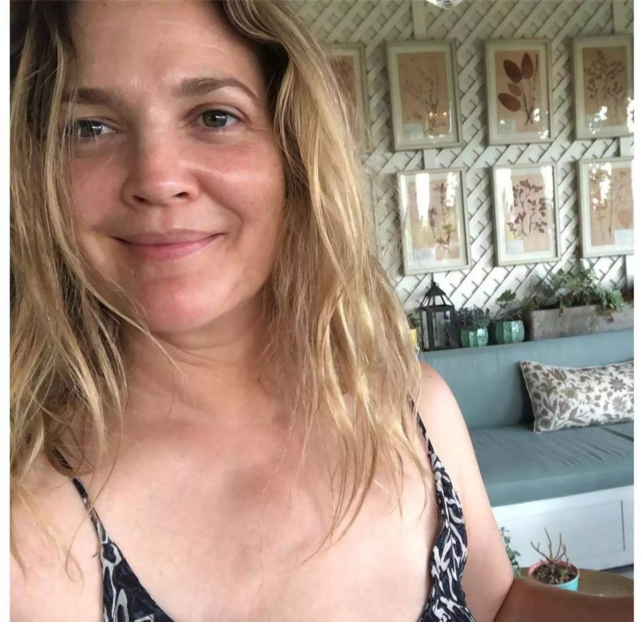 Drew Barrymore posiert ungeschminkt.