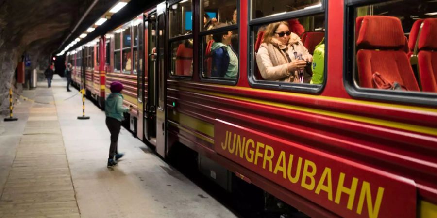 Ein Zug der Jungfraubahn steht an der Eismeer Station.