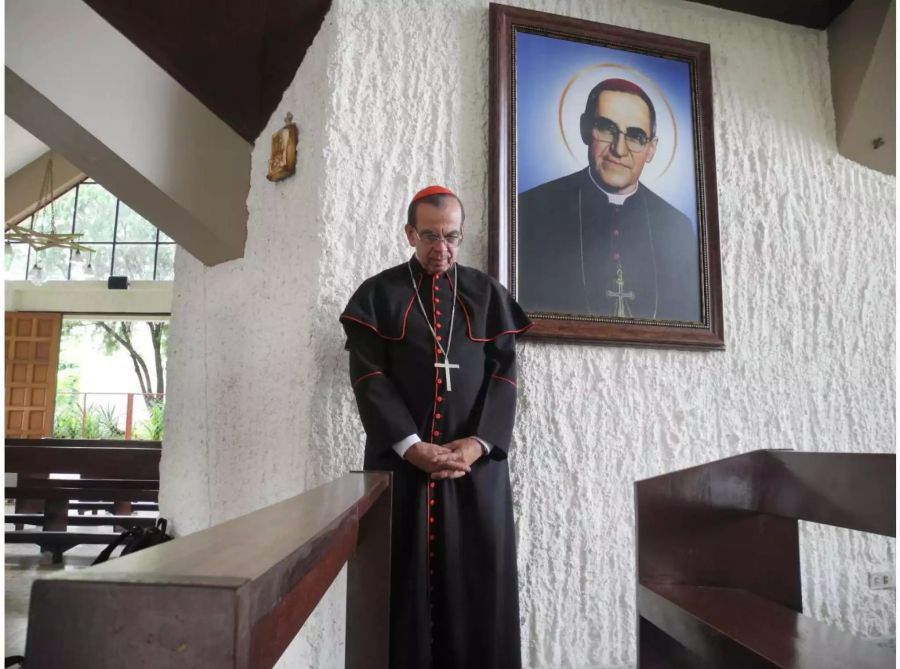 Kardinal Rosa Chávez steht vor einem Portrait von Óscar Romero, dem ehemaligen Erzbischof San Salvadors, in der Krankenhauskapelle Divina Providencia.