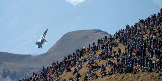 Ein A F/A-18 Jet fliegt über die Zuschauer des Fliegerschiessens auf der Axalp vorbei (Archivbild) sportbahnen axalp windegg ag