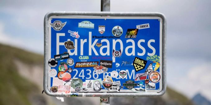 Ein Schild kennzeichnet die Furka Passhöhe auf der Furka Passstrasse. Furka Passhöhe