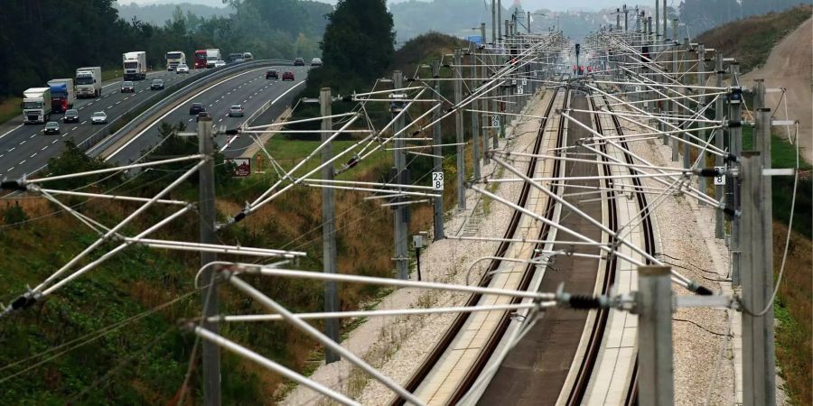 Parallel zur Autobahn A 9 verläuft nahe dem mittelfränkischen Allersberg die ICE-Strecke Nürnberg-München.