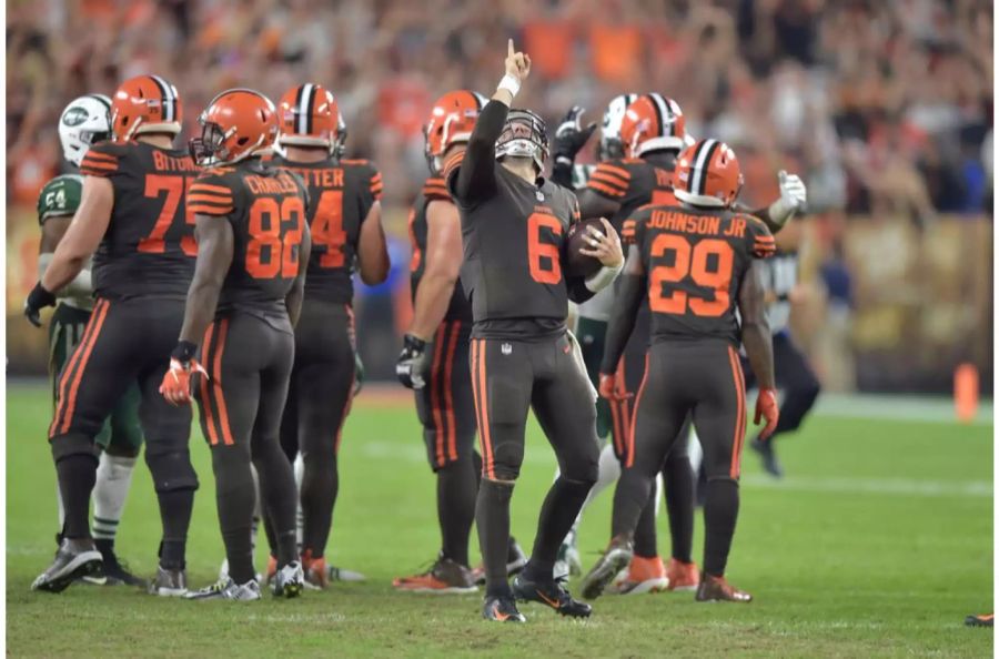 635 Tage lang mussten die Fans der Browns warten – gegen die Jets war es endlich soweit: Cleveland gewinnt mit 21:17 und feiert nicht nur sich, sondern auch den Mann des Spiels. QB Baker Mayfield kommt kurz vor der Halbzeit ins Spiel und dreht den 0:14-Rückstand in den historischen Sieg.