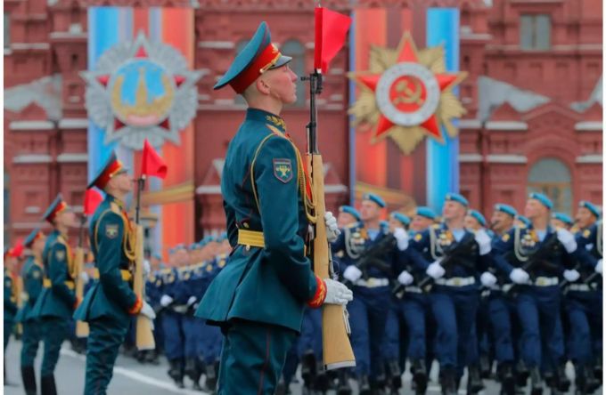 Russische Fallschirmspringer während einer Militärparade auf dem Roten Platz in Moskau. Militär