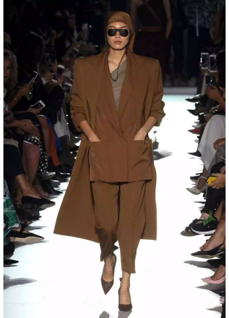 Ein Model präsentiert die Kollektion von Max Mara bei der Fashion Week in Mailand.