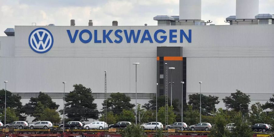 Züge mit Neufahrzeugen stehen vor dem Volkswagenwerk.