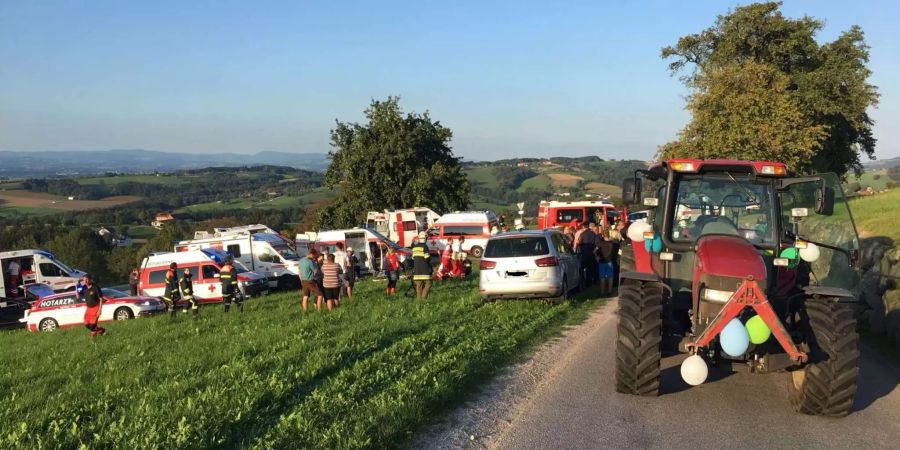 Einsatzkräfte an der Unfallstelle, wo zuvor ein Traktoranhänger umkippte.