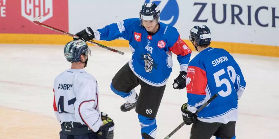 Die Zuger Carl Klingberg (M) und Dario Simion (r) jubeln nach dem Tor zum 1:1.