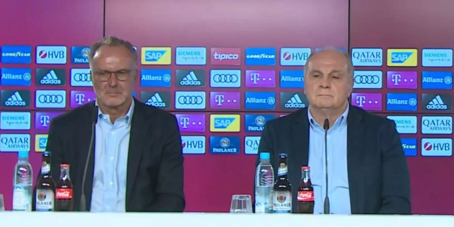 Karl-Heinz Rummenigge (links) und Uli Hoeness an der Pressekonferenz des FC Bayern München vom 19. Oktober 2018.