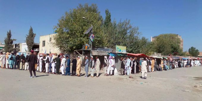 Personen reihen sich ausserhalb eines Wahllokals in Khost, Afghanistan, auf. Personen reihen sich ausserhalb eines Wahllokals in Khost, Afghanistan, auf.