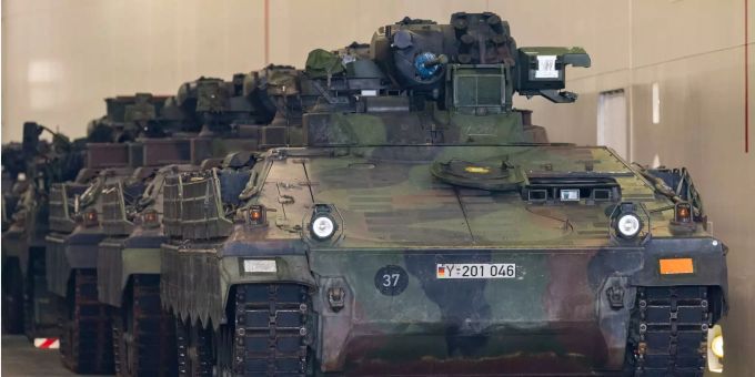 Mehrer Schützenpanzer «Marder» stehen nach ihrer Verschiffung für das Grossmanöver der Nato in Norwegen «Trident Juncture» in einem RoRo-Schiff für den Abtransport zum Hafengelände von Fredrikstad bereit. Mehrer Schützenpanzer «Marder» stehen nach ihrer Verschiffung für das Grossmanöver der Nato in Norwegen «Trident Juncture» in einem RoRo-Schiff für den Abtransport zum Hafengelände von Fredrikstad bereit.