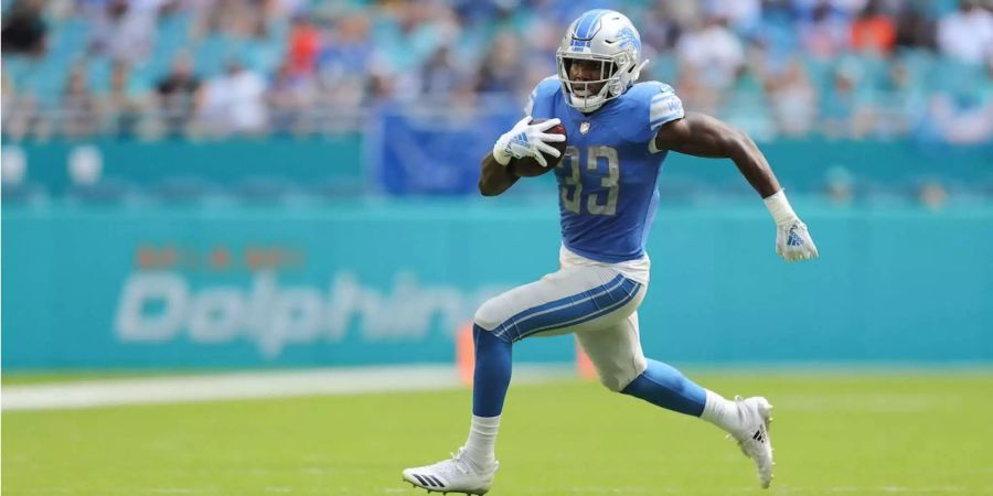 Die Detroit Lions sind dank dem 32:21-Erfolg über die Miami Dolphins wieder auf Kurs. Allen voran dank der früheren Achillessehne – dem Laufspiel. Rookie Kerryon Johnson erläuft gegen die Dolphins 158 Yards und einen Touchdown. Running-Back-Kollege LeGarrette Blount steuert 50 Yards und einen Touchdown bei. Damit bleiben die Lions den Divisions-Rivalen Packers und Vikings an den Fersen.