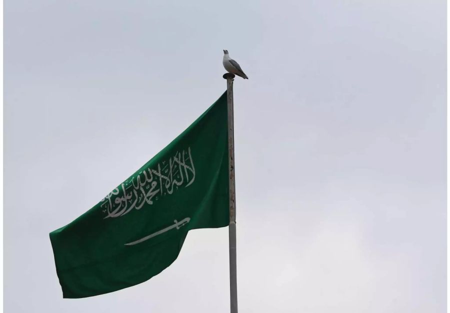 Die Nationalflagge von Saudi-Arabien weht auf dem Konsulat des Landes in Istanbul.