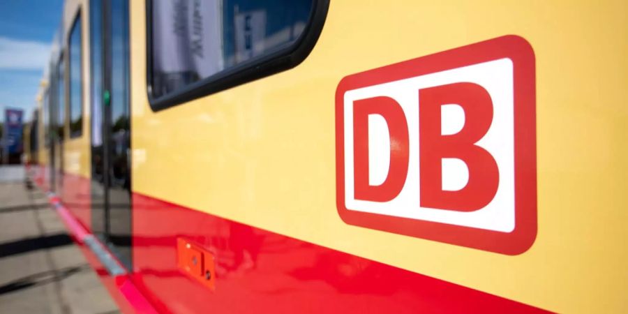 Das Logo der Deutschen Bahn auf einer S-Bahn.