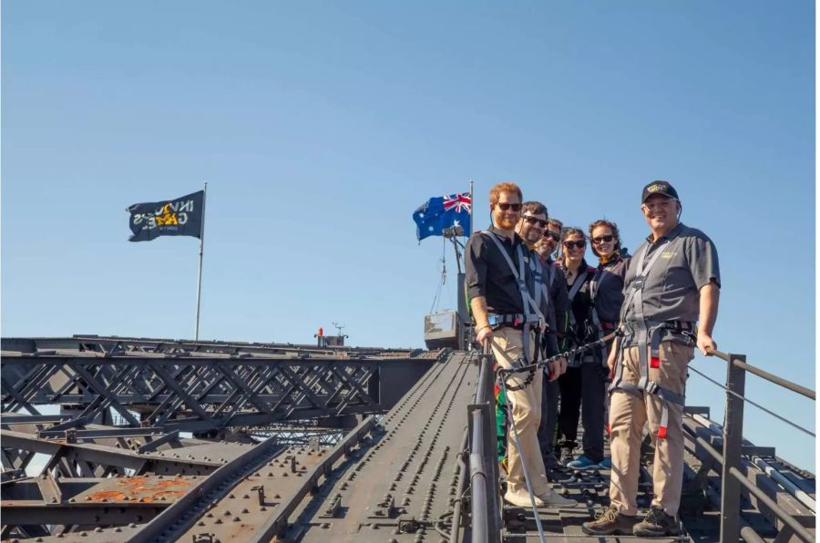 Prinz Harry (links) auf der Harbour Bridge in Sydney.