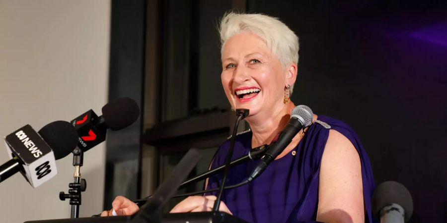 Kerryn Phelps, unabhängige Kandidatin im Wahlkreis Wentworth, lacht bei ihrer Siegesrede nach der Nachwahl in Wentworth.