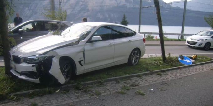 Das Auto geriet in Sisikon auf eine Verkehrsinsel und kollidierte mit einem Baum. Das Auto geriet in Sisikon auf eine Verkehrsinsel und kollidierte mit einem Baum.