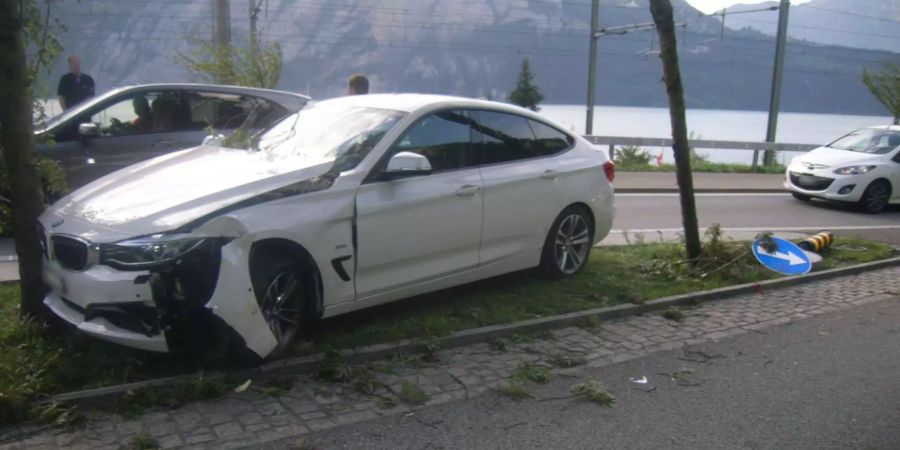 Das Auto geriet in Sisikon auf eine Verkehrsinsel und kollidierte mit einem Baum.