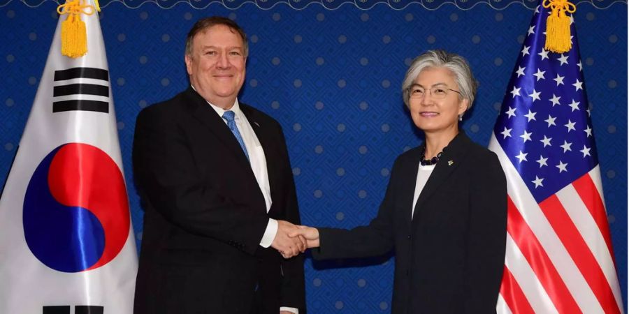 Mike Pompeo schüttelt die Hand der koreanischen Aussenministerin Kang Kyung-hwa.