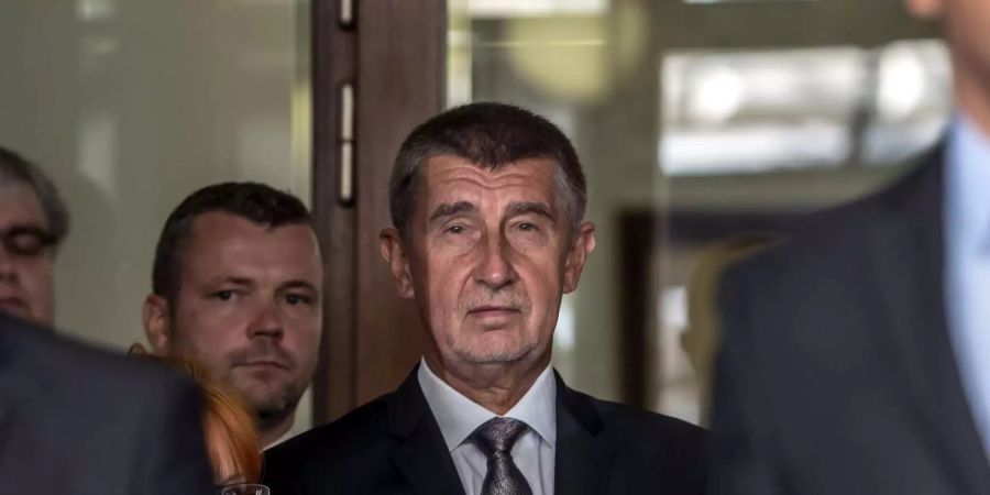 Der tschechische Regierungschef Andrej Babis wartet darauf, eine Rede zu halten.