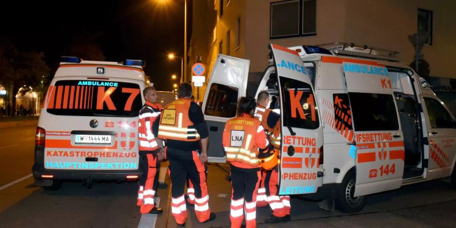 Rettungskräfte sind vor einem Gefängnis in Wien im Einsatz, nachdem mehrere in Abschiebehaft sitzende Männer ein Feuer in einer Zelle gelegt haben.