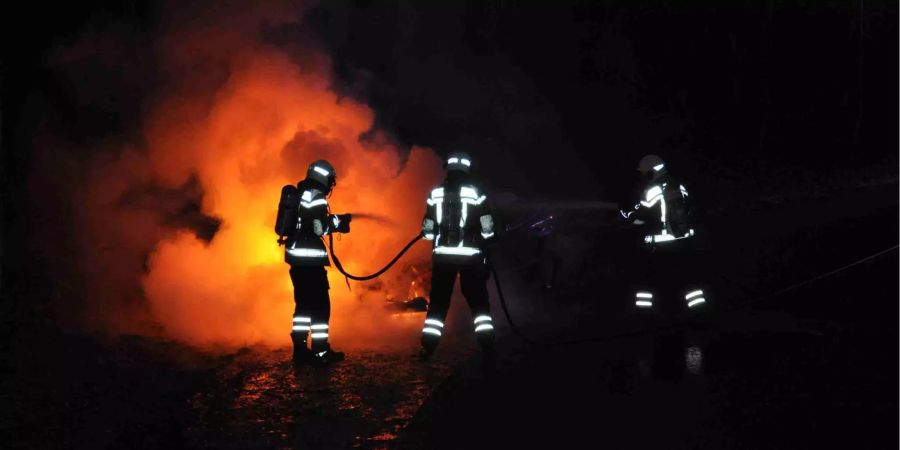 Als die Feuerwehr eintraf, war das Auto bereits völlig ausgebrannt.