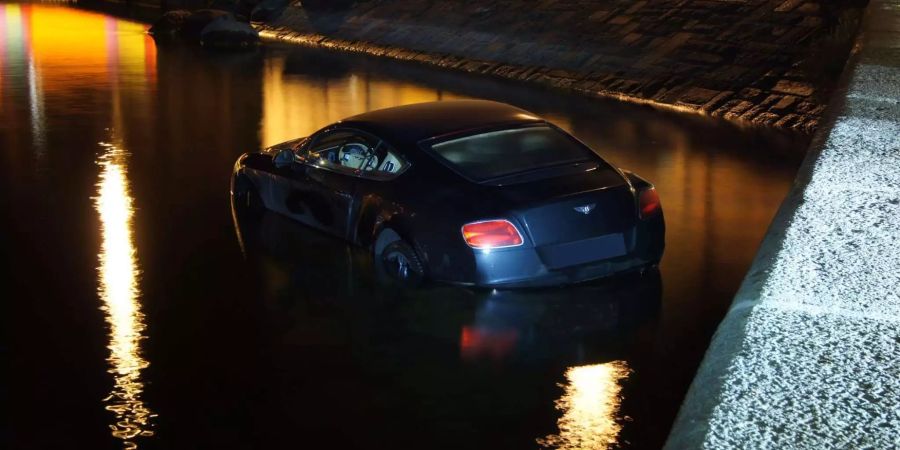 Bentley fährt in den Zugersee.