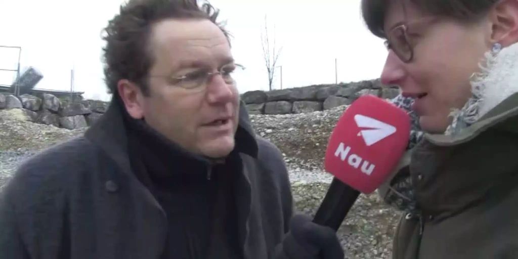 Berner Künstler vergräbt BillyRegal in Lyssach BE