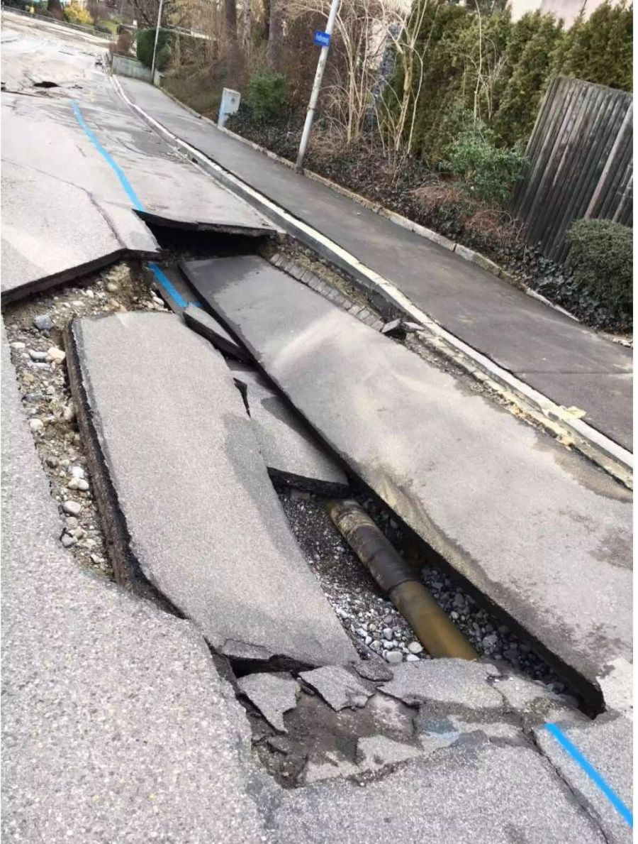 Ein grosses Loch klafft in der Strasse.