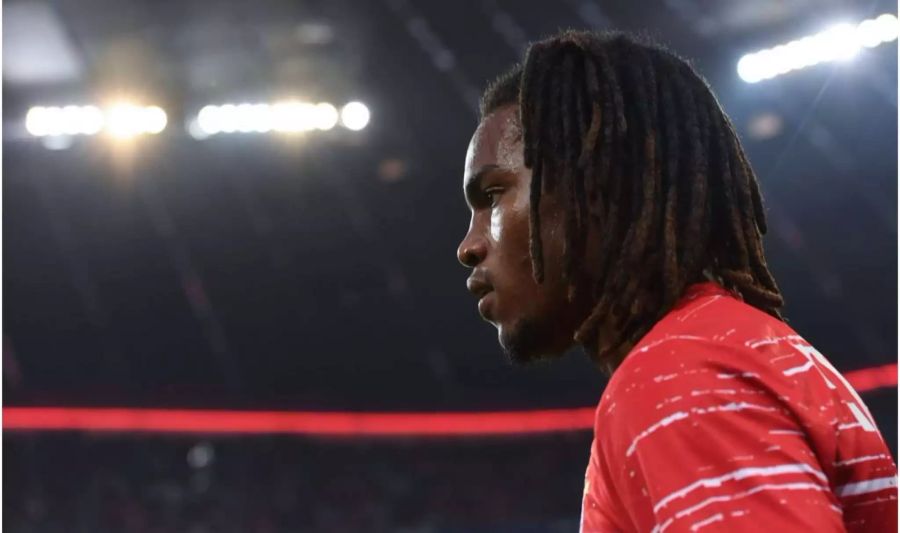 «Der Niedergang des Renato Sanches geht weiter», titelt Sport1 auf der Internetseite. Damit treffen sie den Nagel auf den Kopf: Der Leihgabe von Bayern München läuft es bei Swansea überhaupt nicht. Sein Ex-Trainer Paul Clement rechnet nun in einem offenen Interview mit ihm ab. Bislang kommt Sanches, der noch bis Saisonende ausgeliehen ist, auf 16 Einsätze. Wirklich überzeugen kann er dabei bislang nicht.