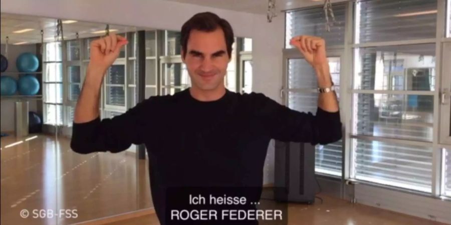 Federer sagt seinen Namen in Gebärdensprache.