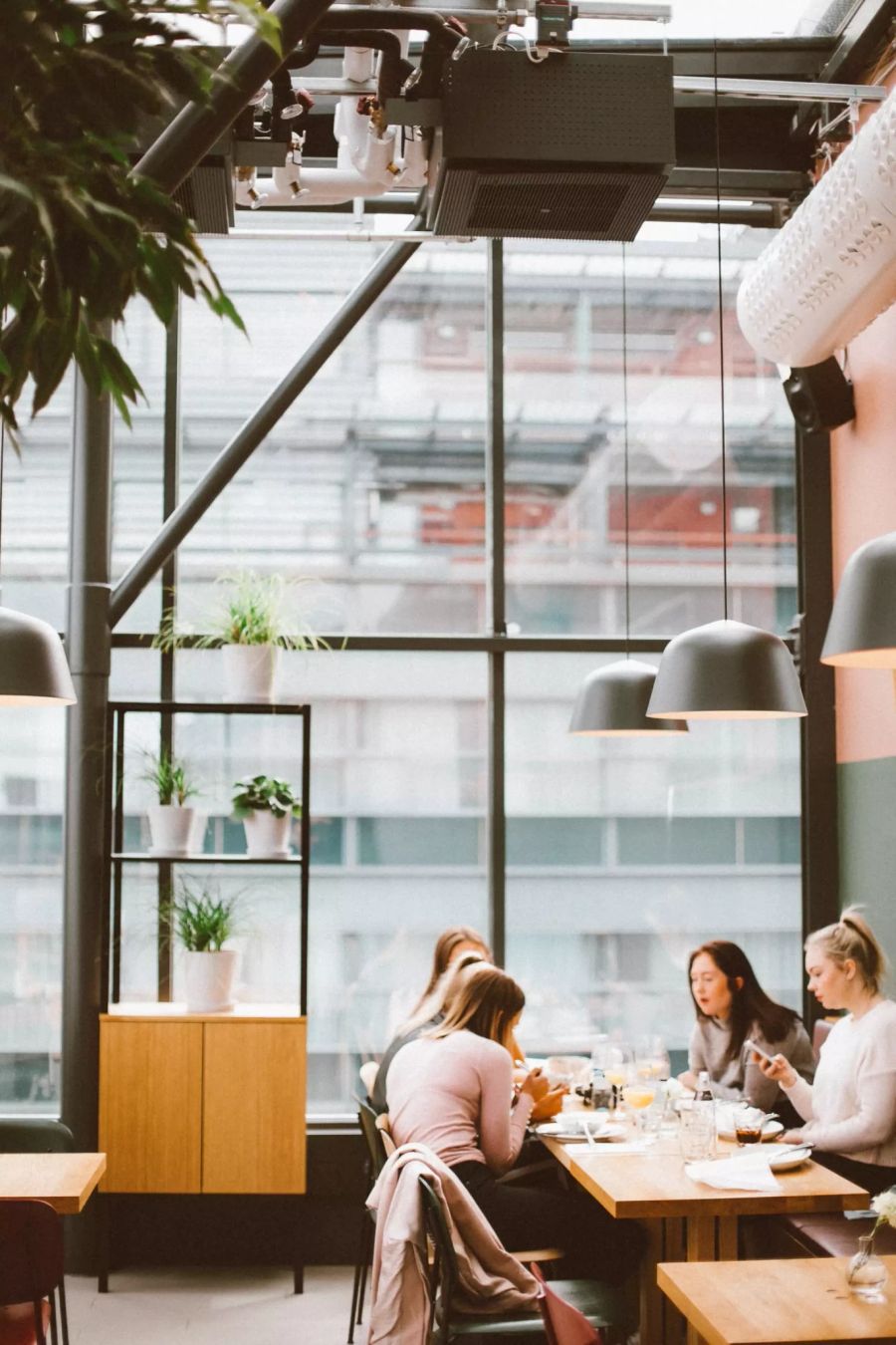 Vier Menschen im Restaurant