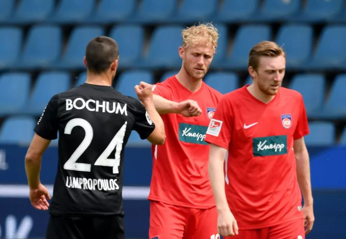 Kein Shakehands, nur ein Touch-Elbow am Spielende. 2. Bundesliga Bochum Heidenheim
