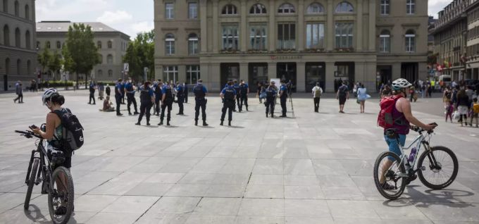 Polizisten kontrollieren die wenigen Teilnehmer einer unbewilligte Demonstration, am Samstag, 30. Mai 2020 auf dem Bundesplatz in Bern. Bern