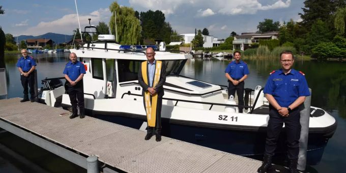 Neues Polizeiboot eingesegnet.