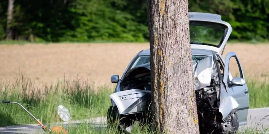 Ein zerstörtes Auto steht an der Unfallstelle. Ein Autofahrer ist in Pöcking bei Starnberg in eine Gruppe von Fussgängern gefahren. Foto: Sven Hoppe/dpa