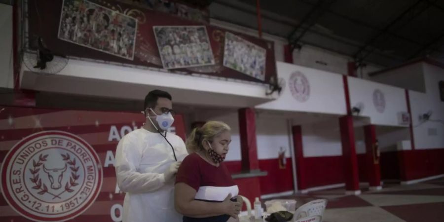 Ein Arzt untersucht eine Patientin in Rio de Janeiro