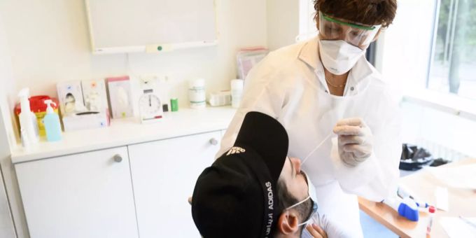 Eine Person wird in Lausanne auf das Coronavirus getestet. Coronavirus