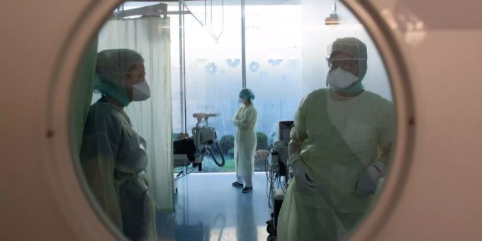 Die Sterberate bei Infizierten ist stark gesunken. Das liegt jedoch nicht daran, dass das Virus harmloser geworden ist. Coronavirus Sterberate Letalität Todeszahl
