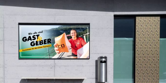 Plakate mit typischen «Gast & Geber» Sommersujets hängen seit 8. Juni 2020 im ganzen Kanton.