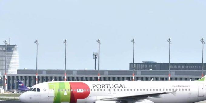 Ein Airbus A320 der portugiesischen Fluggesellschaft TAP am Hauptstadtflughafen Willy Brandt in Berlin. Foto: Bernd Settnik/dpa-Zentralbild/dpa Ein Airbus A320 der portugiesischen Fluggesellschaft TAP am Hauptstadtflughafen Willy Brandt in Berlin. Foto: Bernd Settnik/dpa-Zentralbild/dpa