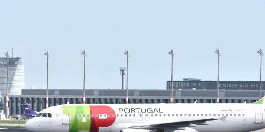 Ein Airbus A320 der portugiesischen Fluggesellschaft TAP am Hauptstadtflughafen Willy Brandt in Berlin. Foto: Bernd Settnik/dpa-Zentralbild/dpa