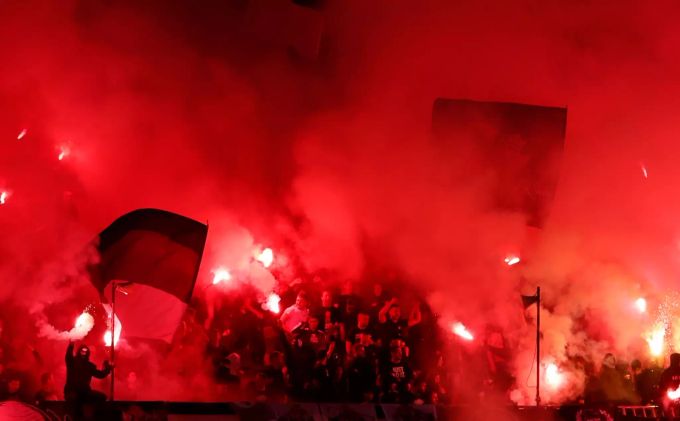 Partizan-Fans entzünden am 10. Juni Fackeln während des Halbfinalspiels des serbischen Nationalpokals zwischen Partizan und Roter Stern. In Serbien sind ab dem 1. Juni wieder Fussballspiele Coronavirus Fussball in Serbien