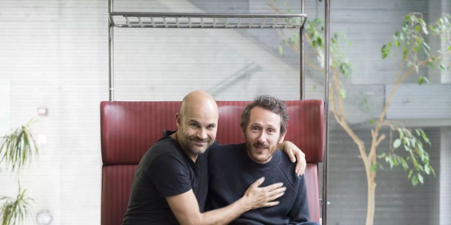 Nicolas Stemann (links) und Benjamin von Blomberg (rechts) teilen sich die Intendanz am Schauspielhaus Zürich: In Zeiten von Corona ist ihr Job kein einfacher - nur schon, wenn es darum geht Abstandregeln für die kommenden Monate vorherzusehen. (Archivbild)