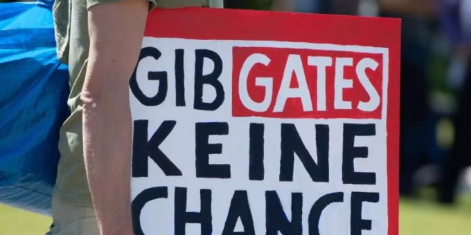 Nach Ansicht einiger Demonstranten gehört die Coronapandemie zu einem Plan von Microsoft-Gründer Bill Gates ... Foto: Christophe Gateau/dpa Nach Ansicht einiger Demonstranten gehört die Coronapandemie zu einem Plan von Microsoft-Gründer Bill Gates ... Foto: Christophe Gateau/dpa